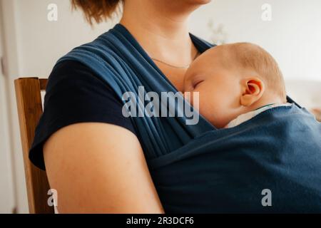 La madre si sente stanca dopo ore di conforto del suo bambino Foto Stock