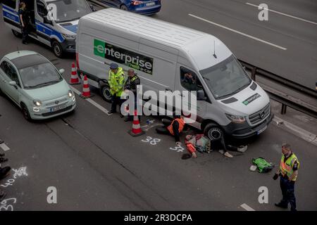 23 maggio 2023, Berlino, Germania: Il 23 maggio 2023, il gruppo di attivisti del clima ''Letzte Generation'' (ultima generazione) ha bloccato la superstrada A100. Hanno aderito a noleggio auto e un furgone utilizzando colla. Essi si attaccarono anche agli pneumatici dei veicoli. Di conseguenza, la polizia ha dovuto dispiegare attrezzature pesanti vicino al Paulsborner BrÃ¼cke (ponte Paulsborn) per rimuovere gli attivisti. Il blocco degli anni 'A100 è una delle azioni del gruppo tese a esercitare pressioni sul governo tedesco affinché prenda misure più forti contro la crisi climatica. Gli attivisti della ''generazione di Letzte'' si sono incontrati Foto Stock