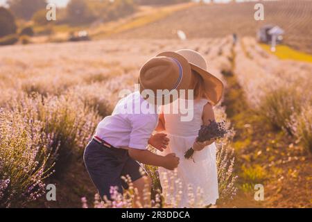 Amore oltre l'età, un momento prima di baciare Foto Stock