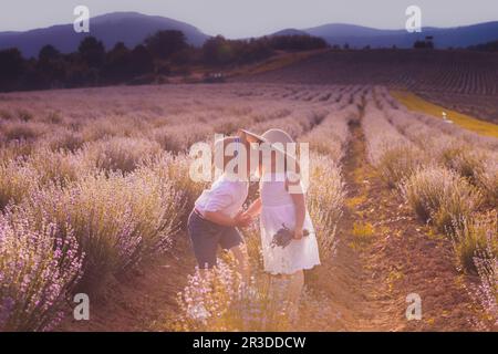 Amore oltre l'età, un momento prima di baciare Foto Stock