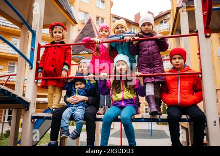 Gruppo di bambini che camminano nel parco giochi Foto Stock