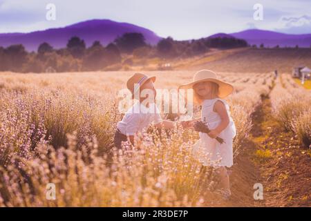 Amore oltre l'età, un momento prima di baciare Foto Stock