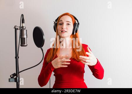 La cantante inginocchiò il suo apparato articolare prima di cantare Foto Stock