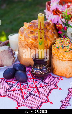 Il tavolo festivo di Pasqua con cibo tradizionale all'aperto Foto Stock