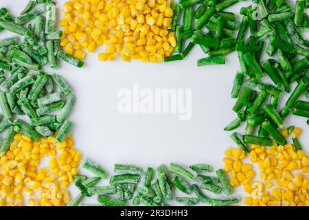 Verdure surgelate sfondo alimentare di mais giallo, fagioli verdi. Harvest alimentare conservazione per l'inverno. Veganismo, salute vegetariana Foto Stock