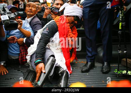 Kathmandu, Nepal. 23rd maggio, 2023. Hari Budha Magar, un ex caporale del reggimento Gurkha dell'esercito britannico che ha perso entrambe le gambe in un'esplosione in Afghanistan, saluta su un veicolo per le celebrazioni dopo aver fatto la storia scalando la vetta più alta del mondo del Monte Everest all'aeroporto internazionale di Tribhuvan a Kathmandu, Nepal martedì 23 maggio, 2023. (Credit Image: © Skanda Gautam/ZUMA Press Wire) SOLO PER USO EDITORIALE! Non per USO commerciale! Foto Stock