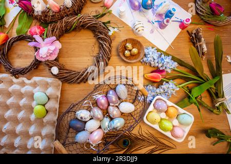 Set decorativo vista dall'alto per corone pasquali Foto Stock