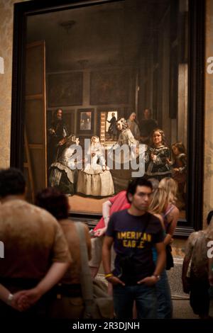 Turisti di fronte a 'las Meninas', il famoso dipinto di Velazquez, presso il Museo del Prado. Madrid, Spagna. Foto Stock