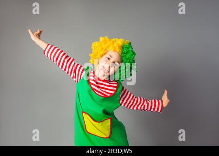 La bambina divertente in una uniforme clown Foto Stock