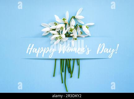 Biglietto d'auguri per la scritta Happy Womens Day. Primavera fiori spazzaneve. Bel bouquet tenero di fiori. Concetto di vacanza Foto Stock