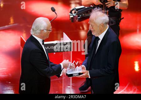 Stoccolma, Svezia. 23rd maggio, 2023. Premio Polar Music Award l'ex produttore discografico inglese e fondatore della Island Records Chris Blackwell (R) riceve il premio dalle mani del re svedese Carl Gustaf durante la cerimonia del premio Polar Music Award al Grand Hotel di Stoccolma, 24 maggio 2023. Foto: Christine Olsson/TT/Kod 10430 Credit: TT News Agency/Alamy Live News Foto Stock