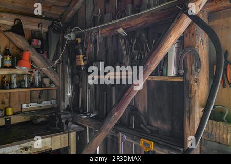 Interno di vecchio casolare in legno retrò in tipico cottage di montagna ceco in Roprachtice CZ 05 20 2023 Foto Stock