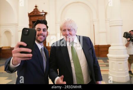 L'ex primo ministro britannico BORIS JOHNSON visita il Campidoglio del Texas e si presenta con un assistente stampa del Texas durante una missione di sviluppo economico nell'ultima settimana della sessione legislativa del Texas, il 23 maggio 2023. Johnson ha incontrato il team economico del governatore Greg Abbott e ha partecipato a un tour informale. Credit: Bob Daemmrich/Alamy Live News Foto Stock