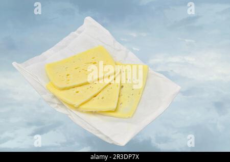 Fette di formaggio Tilsit su carta Sandwich, galleggianti nell'aria Foto Stock