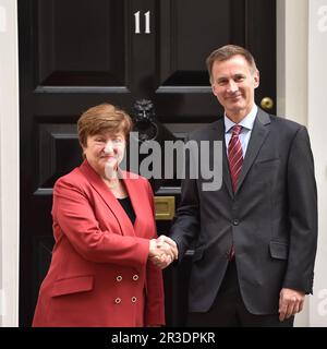 Londra, Inghilterra, Regno Unito. 23rd maggio, 2023. Il Cancelliere dello scacchiere JEREMY HUNT dà il benvenuto A KRISTALINA GEORGIEVA, amministratore delegato del Fondo monetario internazionale (FMI), al 11 di Downing Street, in vista della conferenza stampa dell'articolo IV del FMI del Regno Unito del 2023. (Credit Image: © Thomas Krych/ZUMA Press Wire) SOLO PER USO EDITORIALE! Non per USO commerciale! Foto Stock