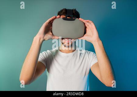 Uomo che usa un gadget di gioco per la realtà virtuale Foto Stock