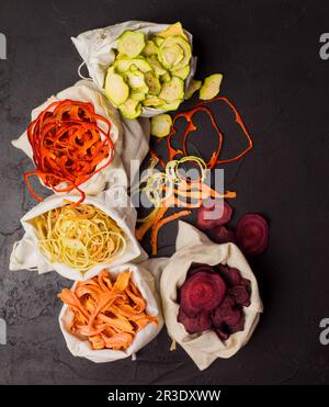 Verdure disidratate in sacchetti di tessuto su nero Foto Stock