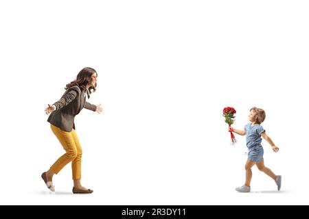 Bambina che tiene rose rosse e corre verso una giovane donna isolata su sfondo bianco Foto Stock