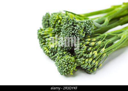 Mucchio di broccolini grezzo isolato su sfondo bianco Foto Stock