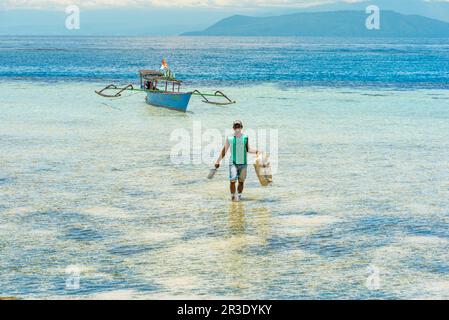 Skipper del viaggio subacqueo all'isola Togian dell'isola di Taupan a Sulawesi Foto Stock