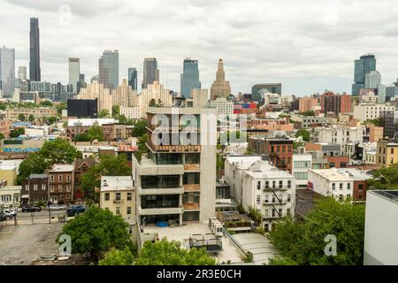 Sviluppo nel quartiere Gowanus di Brooklyn a New York domenica 21 maggio 2023. Lo skyline del centro di Brooklyn è in lontananza e mostra la Brooklyn Tower, l'edificio più alto di Brooklyn. (© Richard B. Levine) Foto Stock