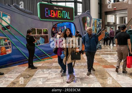 Attivazione del marchio per il film di animazione Disney Pixar “Elemental” a Brookfield Place a New York sabato 20 maggio 2023. Il film distribuito da Walt Disney Studios Motion Pictures è previsto per il rilascio il 16 giugno.(© Richard B. Levine) Foto Stock