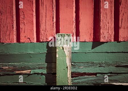 Macro trama di vecchia vernice sbiadita su tavole di legno Foto Stock