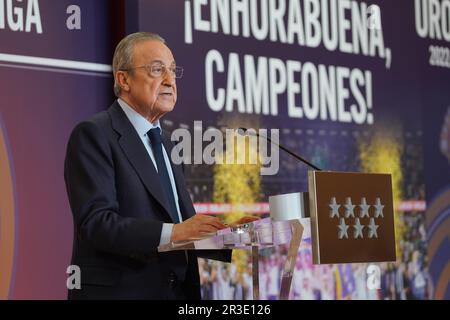 Madrid, Spagna. 23rd maggio, 2023. Isabel Diaz Aqyuso recibe al Real Madrid de Baloncesto tras ganar la Euroliga Isabel Diaz Ayuso durante il wellcome Real Madrid team dopo la loro vittoria su Euroliga 2022/2023 a Madrid martedì 23 maggio 2023. Florentino Perez Credit: STAMPA CORDON/Alamy Live News Foto Stock