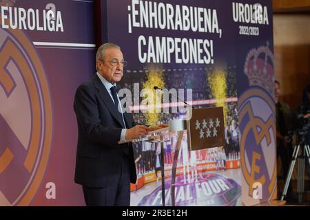 Madrid, Spagna. 23rd maggio, 2023. Isabel Diaz Aqyuso recibe al Real Madrid de Baloncesto tras ganar la Euroliga Isabel Diaz Ayuso durante il wellcome Real Madrid team dopo la loro vittoria su Euroliga 2022/2023 a Madrid martedì 23 maggio 2023. Florentino Perez Credit: STAMPA CORDON/Alamy Live News Foto Stock