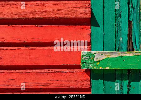 Macro trama di vecchia vernice sbiadita su tavole di legno Foto Stock