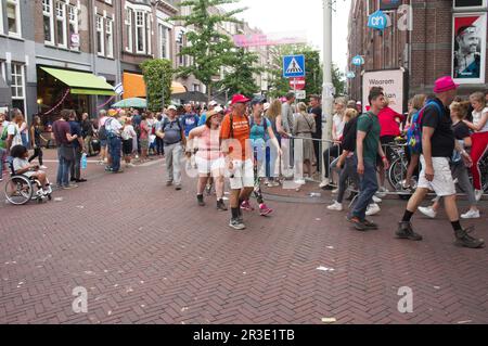 Nijmegen, Paesi Bassi - 17 luglio 2019: Camminatori nel centro di Nijmegen durante i quattro giorni internazionali Marches Nijmegen Foto Stock