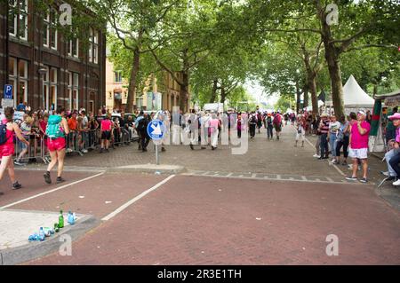 Nijmegen, Paesi Bassi - 17 luglio 2019: Camminatori nel centro di Nijmegen durante i quattro giorni internazionali Marches Nijmegen Foto Stock