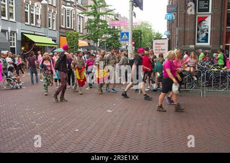 Nijmegen, Paesi Bassi - 17 luglio 2019: Camminatori nel centro di Nijmegen durante i quattro giorni internazionali Marches Nijmegen Foto Stock