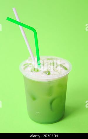 Frullato verde fresco sano o succo fresco. Bevanda fredda estiva. Cocktail di proteine organiche con frutta e verdura. Drin vegano Foto Stock