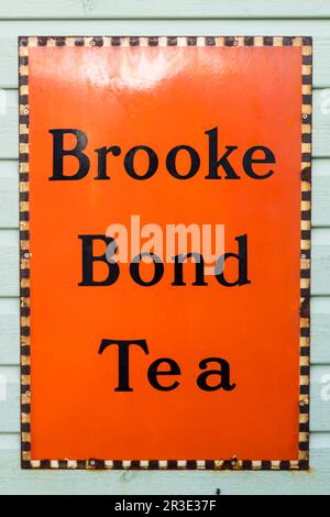Un vecchio segno di smalto che fa pubblicità al tè di Bond di Brooke. Foto Stock