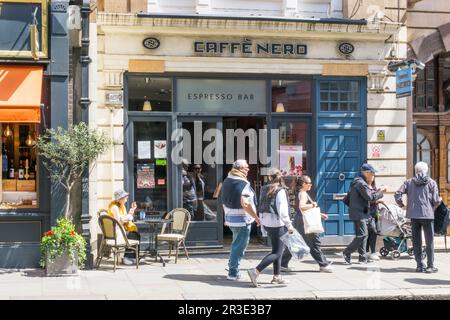 Una filiale del caffè Nero a St Martin's Lane, Londra. Foto Stock