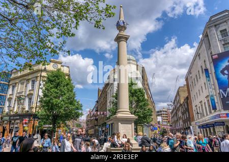 Persone che si godono il sole intorno a Seven Dials vicino a Covent Garden nel centro di Londra. Foto Stock
