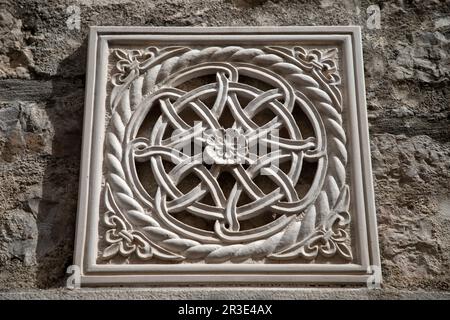 Cattaro, Montenegro - particolare della decorazione in pietra scolpita su un antico muro di casa Foto Stock