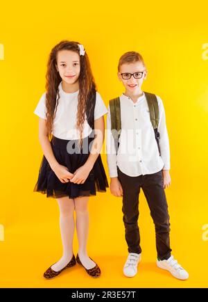 La piccola coppia dei bambini di scuola stanno guardarsi l'un l'altro Foto Stock