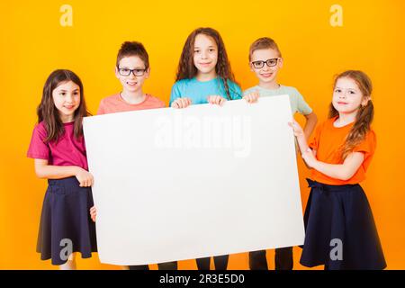 I diversi ragazzi stanno tenendo un grande white paper Foto Stock