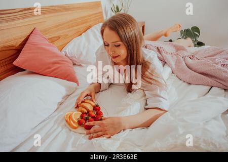 Donna felice che celebra la bontà con semplici piaceri Foto Stock