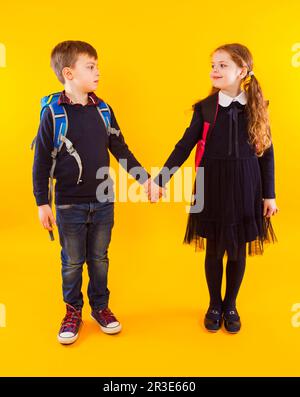 La piccola coppia dei bambini di scuola stanno guardarsi l'un l'altro Foto Stock