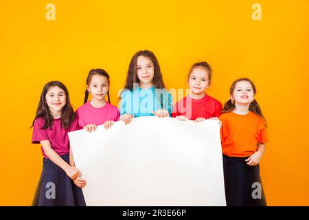 I diversi ragazzi stanno tenendo un grande white paper Foto Stock