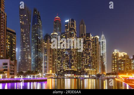 Dubai Marina porto skyline architettura vacanza negli Emirati Arabi Uniti di notte Foto Stock