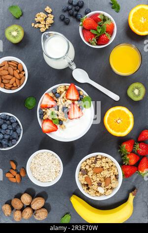 Strawberry yogurt cibo Spoon cereali frutta yogurt colazione sana mangiare ardesia Ritratto Foto Stock