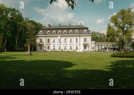 Facciata sud del Palazzo a Radziejowice. Vista dal parco. Prato di fronte al castello Foto Stock