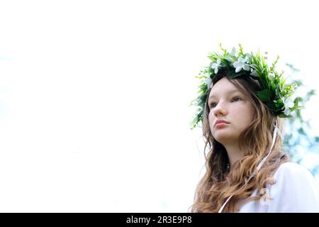 Su sfondo bianco faccia di bella giovane donna Ucraina in corona di gigli di valle intessuta con piante verdi di fiori luogo per il testo si sta forte vittoria da importanza di invincibilità Foto Stock