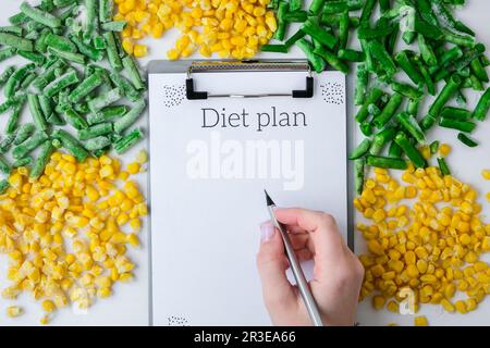 Programma DI DIETA. Alimenti congelati di verdure di mais giallo, fagioli verdi. Harvest alimentare conservazione per l'inverno. Veganismo, salute vegetariana Foto Stock