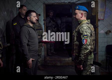 Vuhledar, Ucraina. 23rd maggio, 2023. Il presidente ucraino Volodymyr Zelenskyy, partito, premia le medaglie di stato ai marines dell'Ucraina durante una visita alle posizioni in prima linea nella regione di Donetsk, 23 maggio 2023 a Vuhledar, Donetsk Oblast, Ucraina. Zelenskyy ha visitato le truppe per celebrare la Giornata dei Marini. Credit: Foto piscina/Ufficio stampa presidenziale ucraino/Alamy Live News Foto Stock