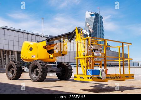 Minsk, Bielorussia - 23 maggio 2022: Haulotte HA16PX Boom Lift pronto al lavoro. Pulizia dei cristalli Foto Stock